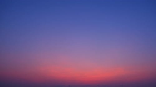 Ein Zeitraffer fängt den Sonnenaufgangshimmel ein, Zeitrafferaufnahmen.