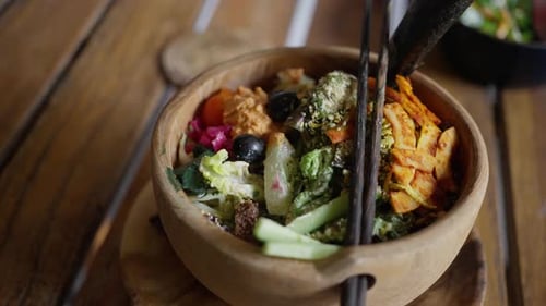 Ensalada vegana asiática tradicional oriental servida en un plato de madera, vista lateral