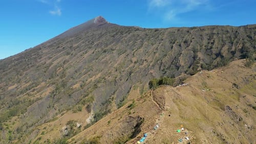 Pico gigante do vulcão Rinjani e acampamento para caminhadas Lombok Indonesia Drone recua em grande angular 60 FPS