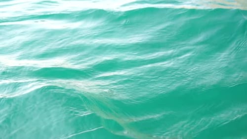 Meereswasser-Oberflächenkamera fliegt über das ruhige azurblaue Meer Niemand Urlaub Erholung Konzept Zusammenfassung