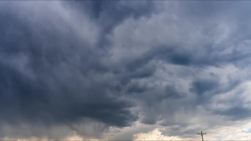 Regen, der durch Sonnenlicht fällt, erzeugt warme atmosphärische Kontraste