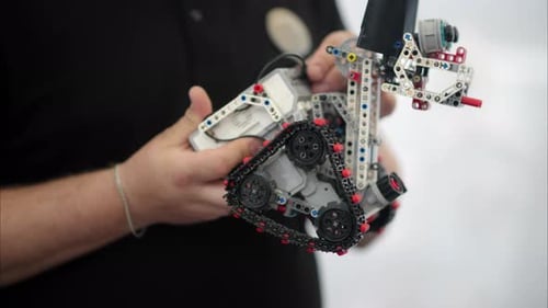 Hombre analizando un robot en movimiento, Cámara lenta