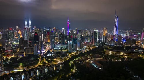 Zeitraffer der Skyline von Kuala Lumpur mit Wolkenkratzern und Autobahnlichtern