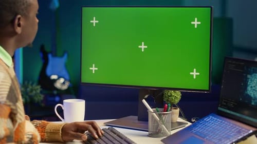 Schwarze Person programmiert neuronalen Netzwerkcode mit einem Greenscreen