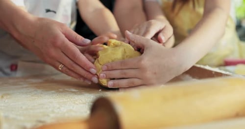 Nahaufnahme mit selektivem Fokus auf Holztisch mit hausgemachtem Teig