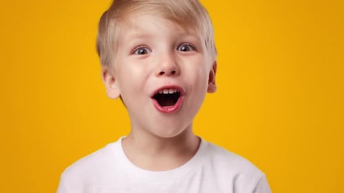 Pré-adolescente alegre expressando felicidade com um fundo brilhante