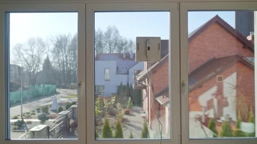 Automatischer Fensterreinigungsroboter auf Glasoberfläche
