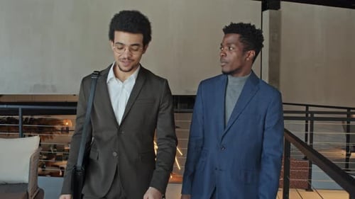 Un homme d'affaires en tête d'un candidat fait pression sur le chemin d'un entretien
