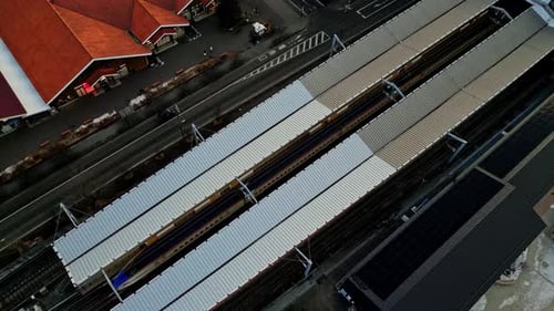 Luftaufnahme der Bahnsteige, Japan.