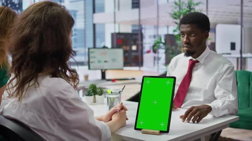 Rencontre entre l'intervieweur et le candidat pour un entretien à côté d'un écran vert