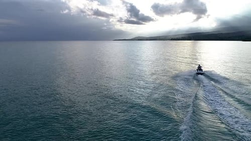 Mann fährt Jetski im See