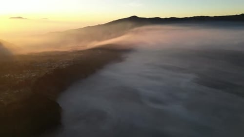 Luftaufnahme des Sonnenaufgangs und der Wolken über dem Mount Bromo in Java, Indonesien