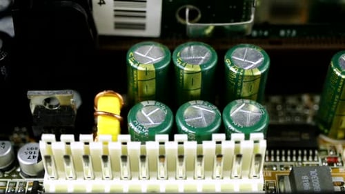 Nahaufnahme der Kondensatoren eines Motherboards. Schieberegler nach rechts