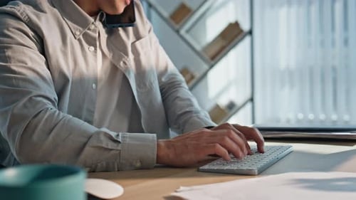 Manager-Hände, Tastatur, sitzender Schreibtisch mit Computer-Nahaufnahme im Büro