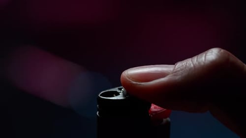Allumer un briquet avec le pouce en mode macro et au ralenti.