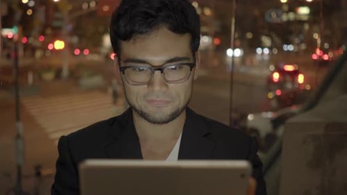 Modernes Lifestyle-Porträt einer männlichen Person, die auf einem Mobilgerät im Internet surft