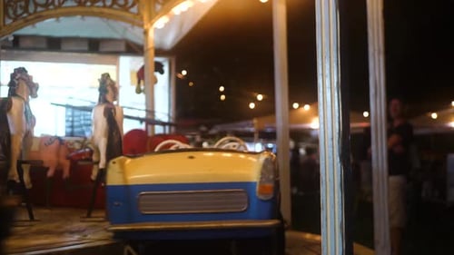 Karussell im Dunkeln der Nacht, diffuses Licht, hervorragende Beleuchtung, Attraktion für Kinder