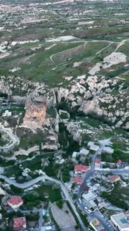 Vidéo verticale : vue aérienne impressionnante du parc national historique de Göreme en Cappadoce