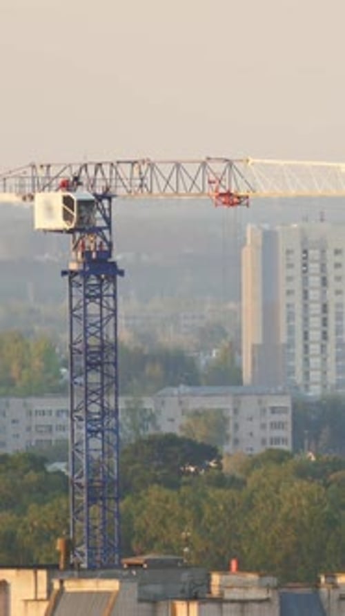 Grue de construction de nouvelles maisons résidentielles modernes