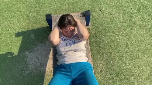 Jeune femme s'entraîne dans la zone sportive en plein air