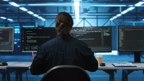 Engenheiro tomando café e programando na sala do servidor