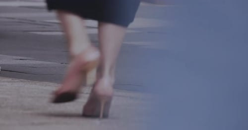 Pés de pedestres em uma rua movimentada