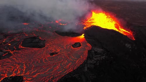 Vulkanausbruch in Island Rote heiße Lava platzt aus dem Bodenkrater eines aktiven Vulkans