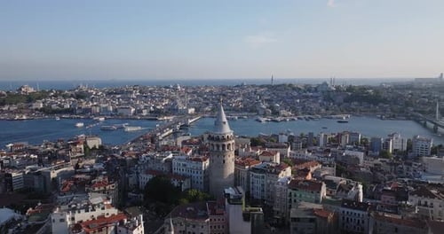 Luftaufnahme des Istanbuler Galataturms und der Brücke 6