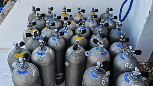 Tanques de mergulho, recarga de cilindro de gás. Tiro de alto ângulo