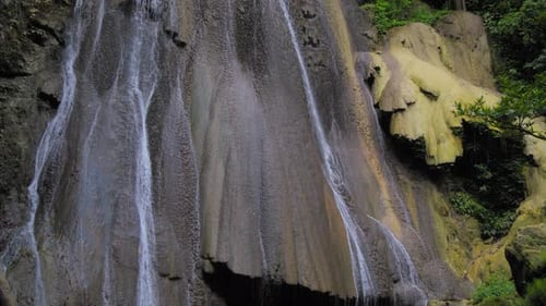 Une superbe cascade War Inkabom descend en cascade d'une falaise rocheuse pour se jeter dans une piscine paisible.