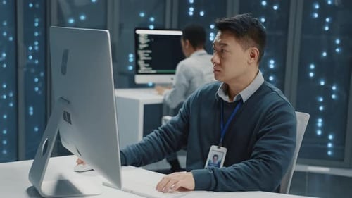 Opérateur de support informatique pour jeunes adultes chinois utilisant un service informatique pour un client en ligne