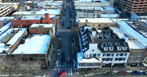 Foto de caminhão de uma cidade americana no inverno. Restaurante, bar, negócios, cena do centro da cidade na neve.