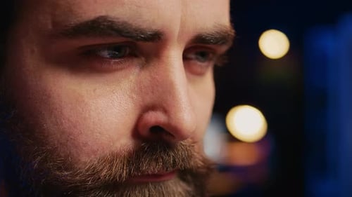 Un développeur se concentre fort tout en codant un gros plan extrême