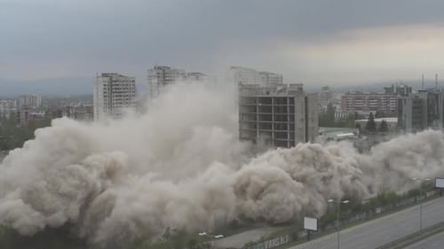 Vidéo animée classique de la démolition et de l'explosion d'un bâtiment abandonné à Sofia, Bu