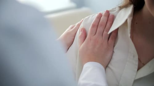 Arzt untersucht die Schulter des Patienten auf Verletzungen oder Schmerzen
