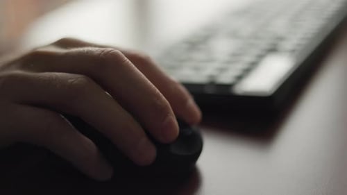 Appuie avec le doigt sur les boutons de la souris de l'ordinateur Clics sur les boutons Fonctionne avec une souris d'ordinateur