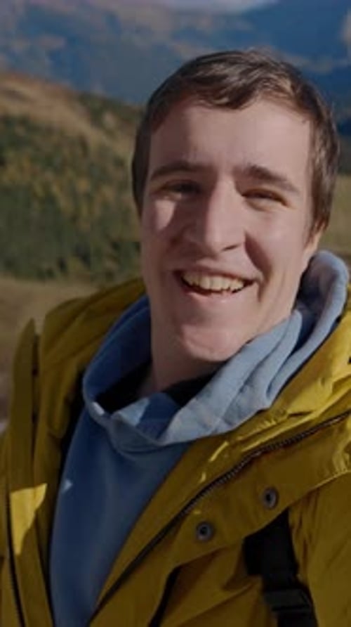 Vertical of Man graba un Vídeo en el que comparte sentimientos con amigos y familiares