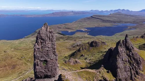 Drone filmé par drone du célèbre rocher Old Man of Storr, Écosse, Royaume-Uni