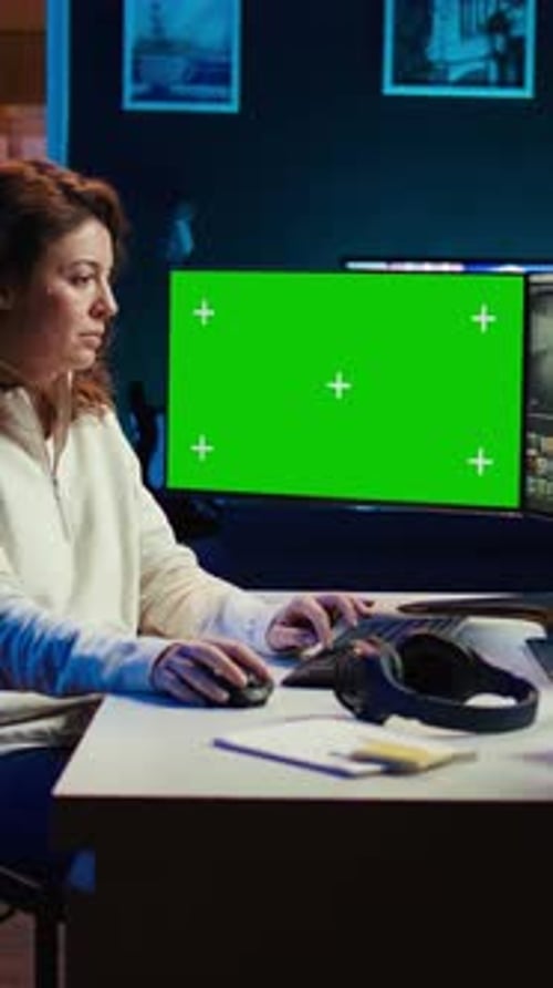 Freelancer-Videofilmer von Vertical Video beendet Projekt auf einem Mockup-PC