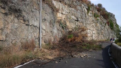 Steinschlag, Baumeinsturz und Erdrutsch auf einer schmalen Bergstraße an der Amalfiküste, die den Weg versperrt