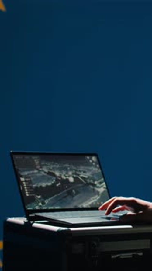 Vidéo verticale Un agent de la Division de contre-espionnage de l'UE maintient sa supériorité dans l'espace aérien