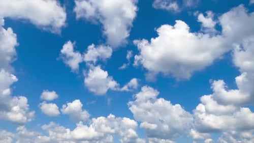 Maravilhosas nuvens de algodão cumulus se movendo pelo céu. Timelapse. Pano de fundo de dia ensolarado
.