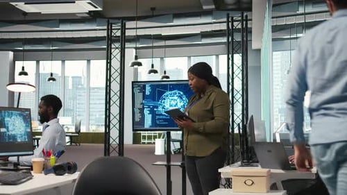 Une programmeuse codant des algorithmes d'IA sur une tablette pour résoudre des problèmes logiciels