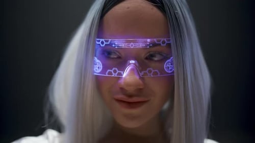 Gros plan de réalité augmentée sur la réalité augmentée pour une femme heureuse