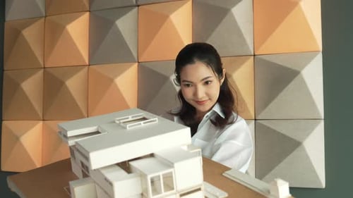 Un architecte qualifié détient le modèle de l'architecte tout en vérifiant le point d'erreur. Manipulateur.