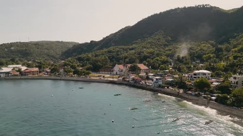 Vista aérea panorâmica voando em direção à igreja de Boljoon na província de Cebu, Filipinas