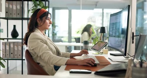 Recherche, Computer und Frau beim Tippen im Büro für ein kreatives Projekt mit Zeitschriftenveröffentlichung