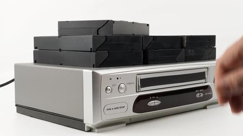 Grabadora de videocasetes VHS sobre fondo blanco.