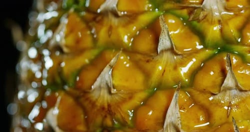 Komposition aus drei reifen und frischen Ananas auf elegantem schwarzem Hintergrund. Ananas, exotische Frucht