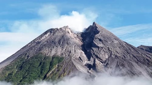 Luftaufnahmen, die den Gipfel des Mount Merapi Yogyakarta mit klarem blauem Himmel zeigen.